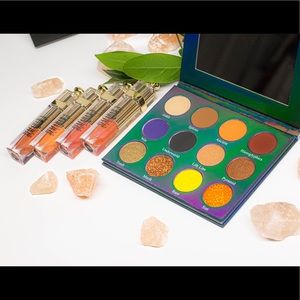 Eyeshadow pallet and 4 Crème lipglosses